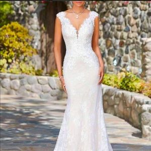 Sleek Lace Wedding Gown